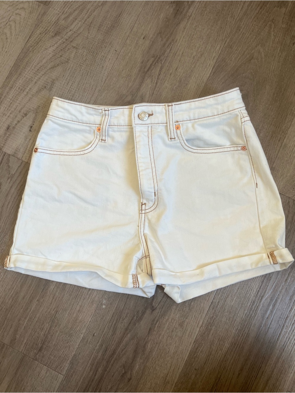 Wild Fable cream denim shorts with brown stitching. Size 4/27.  #summer #denim